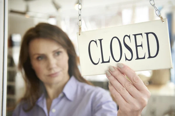 Store Owner Turning Closed Sign In Shop Doorway — Stock Photo, Image