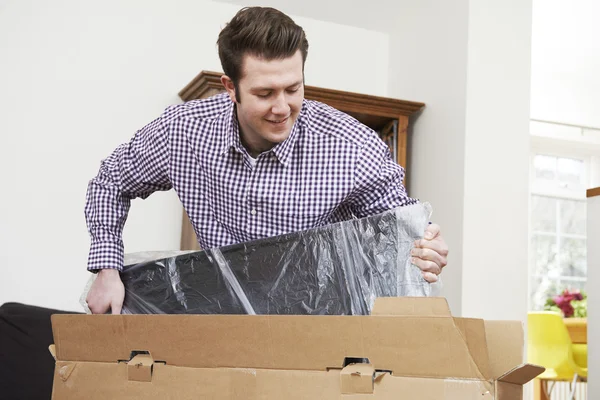 Man Unpacking New Television At Home — Stock Photo, Image