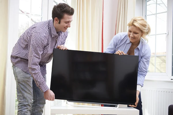 Para podekscytowany o utworzenie nowej telewizji w domu — Zdjęcie stockowe