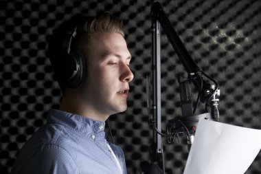 Adam mikrofona konuşurken stüdyo kayıt