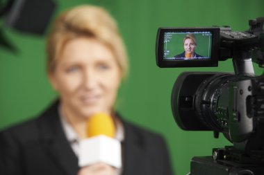Kadın gazeteci televizyon stüdyosu rapor sunma