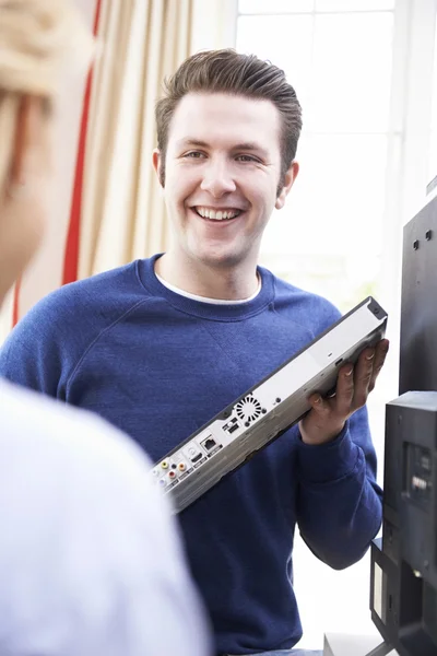 Engenheiro dando conselhos sobre a instalação de equipamentos de TV digital — Fotografia de Stock