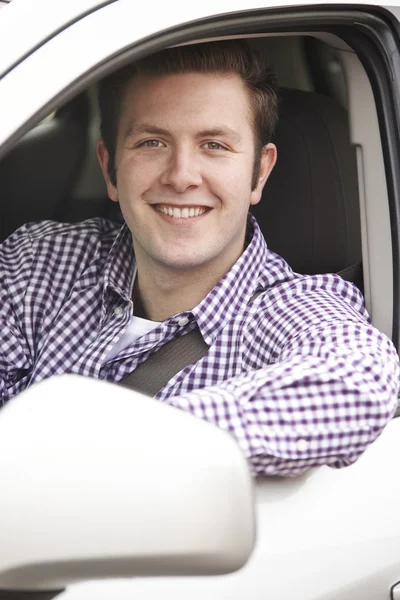 Retrato de jovem motorista masculino olhando para fora da janela do carro — Fotografia de Stock