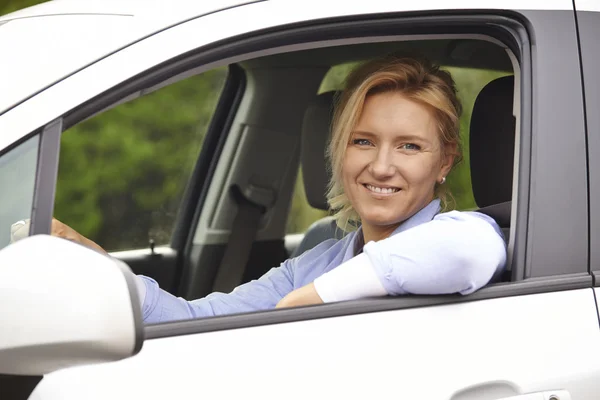 Retrato del conductor femenino mirando por la ventana del coche — Foto de Stock