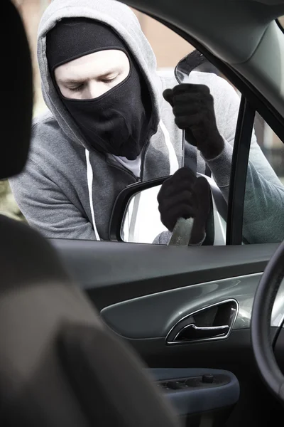 Hombre enmascarado irrumpiendo en el coche con Crowbar — Foto de Stock