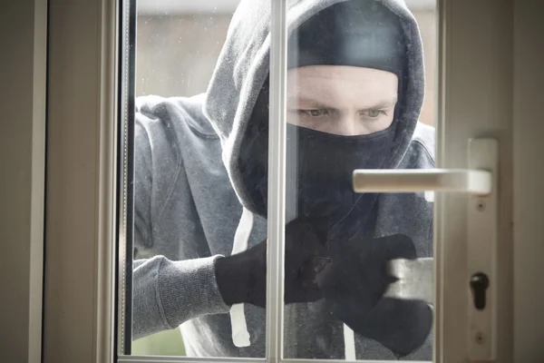 Ladrón irrumpiendo en la casa forzando la puerta con barra — Foto de Stock