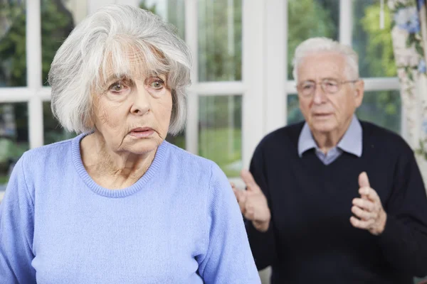 Olycklig äldre par på hemma tillsammans — Stockfoto
