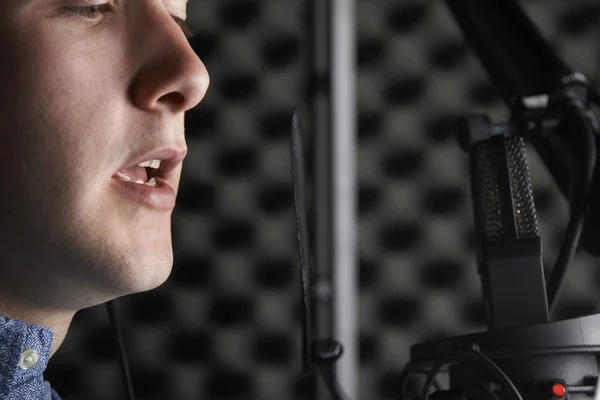 Man In Recording Studio Talking Into Microphone — Stock Photo, Image