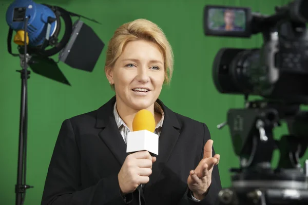 Női újságíró, televíziós stúdió bemutató jelentés — Stock Fotó