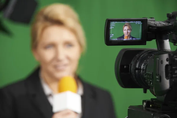 Γυναίκα δημοσιογράφο, παρουσιάζοντας την έκθεση στο στούντιο τηλεόρασης — Φωτογραφία Αρχείου