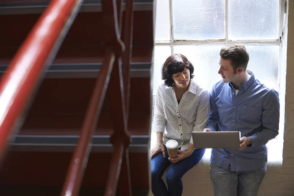 Zwei Geschäftsleute bei informellem Treffen auf Bürotreppe — Stockfoto