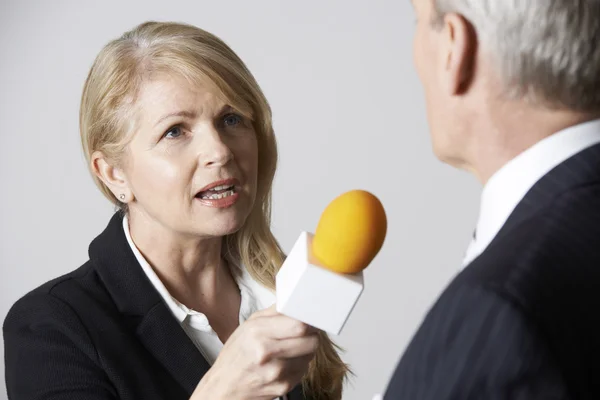 Periodista femenina con micrófono entrevistando a hombre de negocios — Foto de Stock