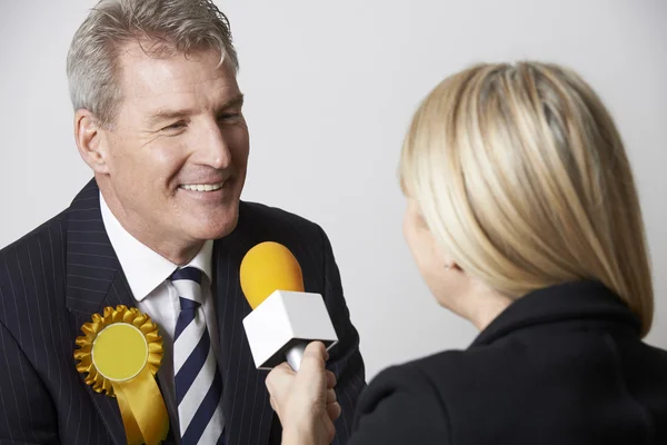 Político sendo entrevistado por jornalista durante a eleição — Fotografia de Stock