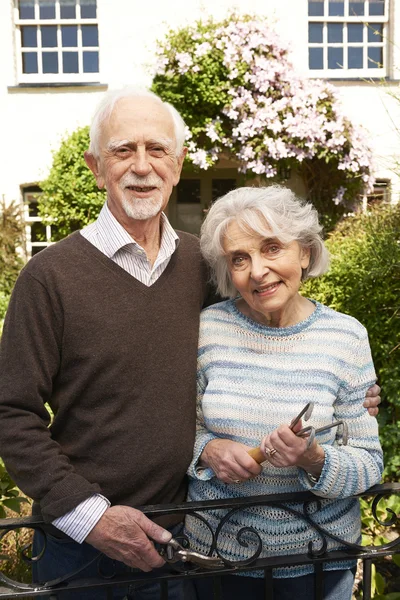 Casal sênior trabalhando em Cottage Garden — Fotografia de Stock