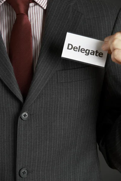 Affärsman fästa delegat Badge till jacka — Stockfoto