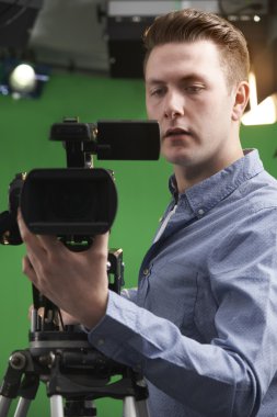Televizyon stüdyosu erkek fotoğraf makinesi operatörü