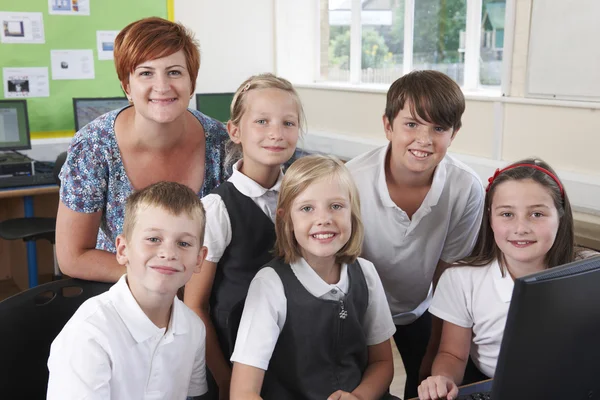 Group Of Elementary Pupils In Computer Class With Teacher — Stock Photo, Image