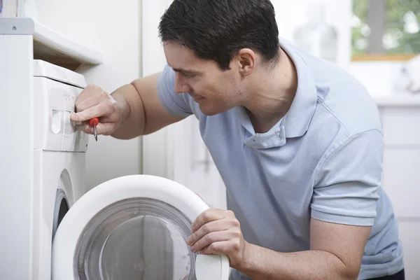 Engenheiro Mending Máquina de lavar roupa doméstica — Fotografia de Stock