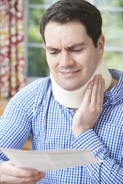 Man Reading Letter After Receiving Neck Injury — Stock Photo, Image