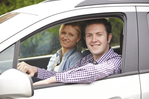 Portrait de jeune couple regardant par la fenêtre de la voiture — Photo