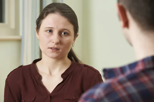 Deprimida jovem mulher conversando com o conselheiro — Fotografia de Stock