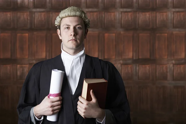 Portrét právník soud drží krátký a kniha — Stock fotografie