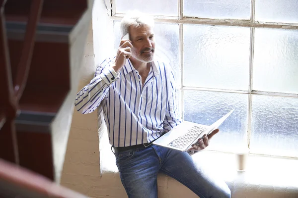 Casually Dressed Businessman Working On Stairs In Office — Stock Photo, Image