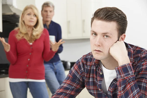 Ältere Eltern frustriert über zu Hause lebenden erwachsenen Sohn — Stockfoto