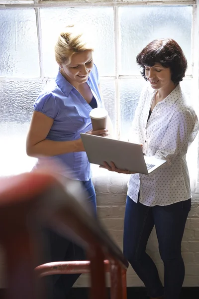 Zwei Geschäftsfrauen bei informellem Treffen im Amt — Stockfoto