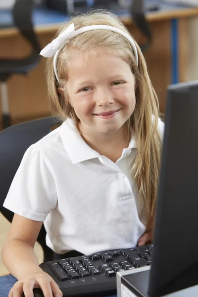 Alumna de la escuela primaria femenina en clase de informática — Foto de Stock