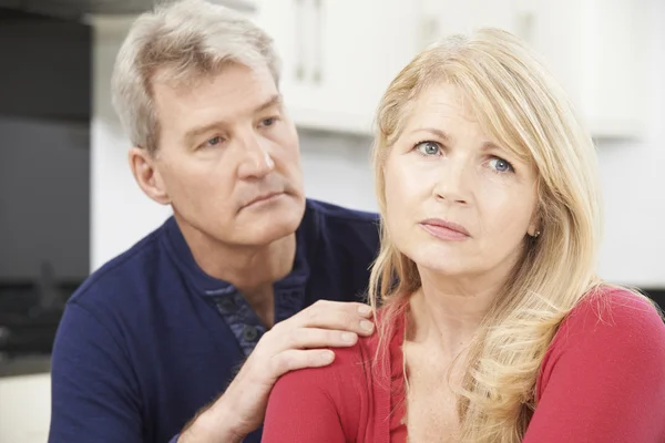 Maturo uomo confortante donna con depressione — Foto Stock