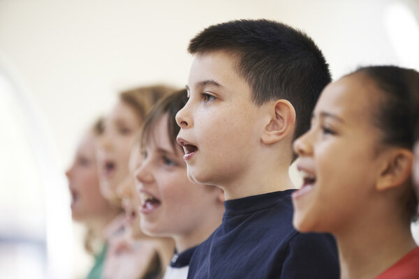 Группа школьников, поющих в хоре вместе
