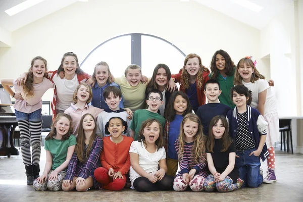 Grand groupe d'enfants profitant d'un atelier de théâtre ensemble — Photo