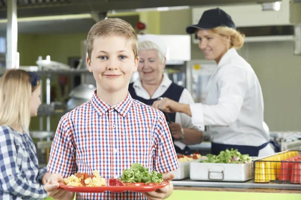 Mężczyzna ucznia z zdrowy obiad w szkolnej stołówce — Zdjęcie stockowe