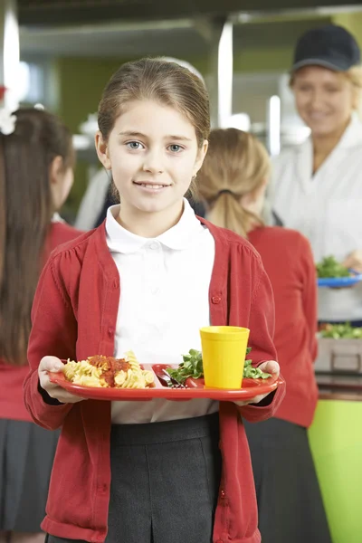 Alumna femenina con almuerzo saludable en la cafetería escolar — Foto de Stock