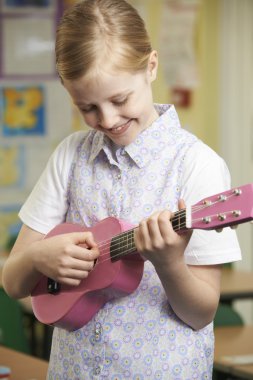 Okul müzik dersine gitar çalmayı kız