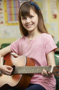 Okul müzik dersi gitar çalmayı kız