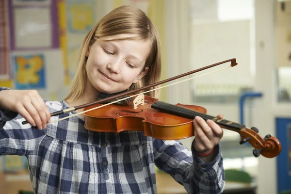 Девочка учится играть на скрипке в школе Урок музыки — стоковое фото