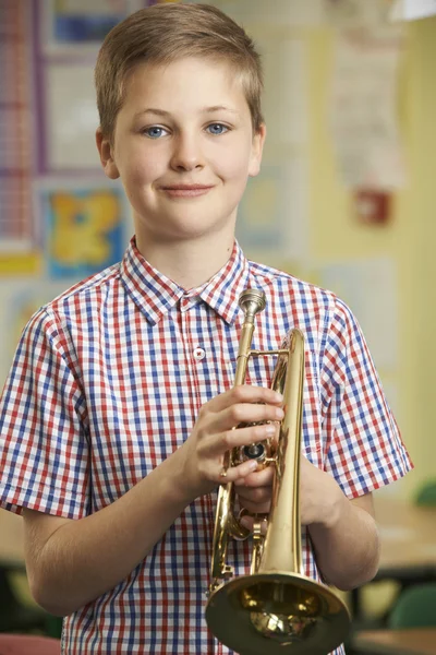 Menino aprendendo a tocar trompete na escola Lição de música — Fotografia de Stock