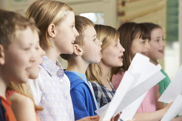 Grupp av skolbarn sjunger i skolakören — Stockfoto