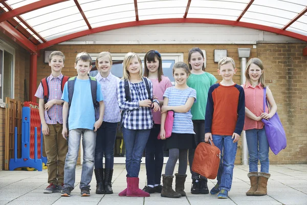 Porträt von Schülern außerhalb des Klassenzimmers, die Taschen tragen — Stockfoto