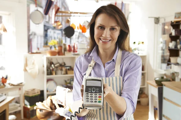 Sales Assistant In Homeware Store With Credit Card Machine — Stock Photo, Image