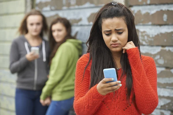 Adolescente chica siendo intimidado por mensaje de texto — Foto de Stock