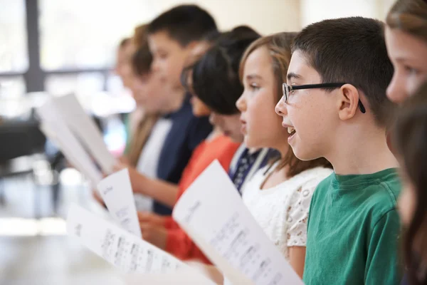 Grupo de crianças da escola cantando no coro juntos — Fotografia de Stock