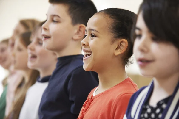 Grupo de crianças da escola cantando no coro juntos — Fotografia de Stock