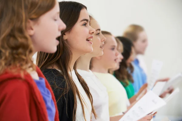 Группа школьников, поющих в хоре вместе — стоковое фото