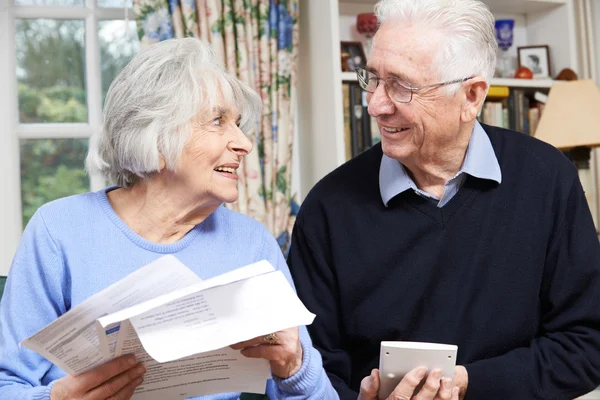 Sorridente anziano coppia revisione Home Finanze — Foto Stock