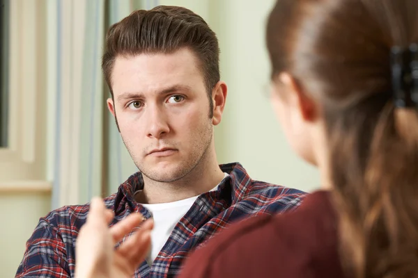 Depresif genç adam için danışman konuşuyor — Stok fotoğraf