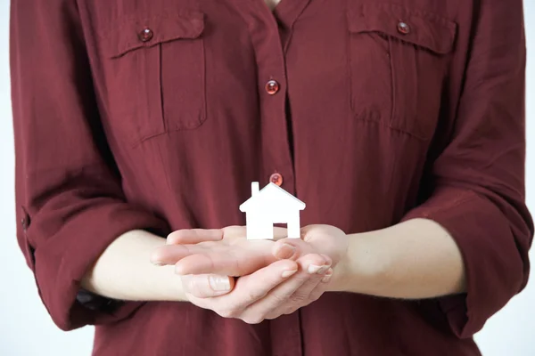 Donna che tiene la casa modello nel palmo della mano — Foto Stock