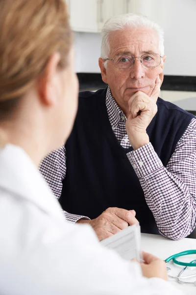 Orolig Senior människan möte med läkare i kirurgi — Stockfoto